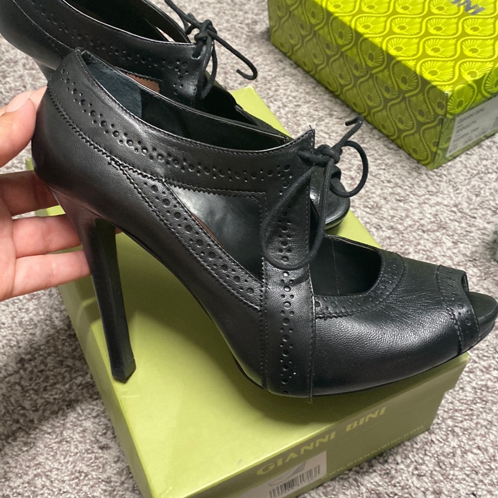 Gianni Bini peep toe shoelace heels